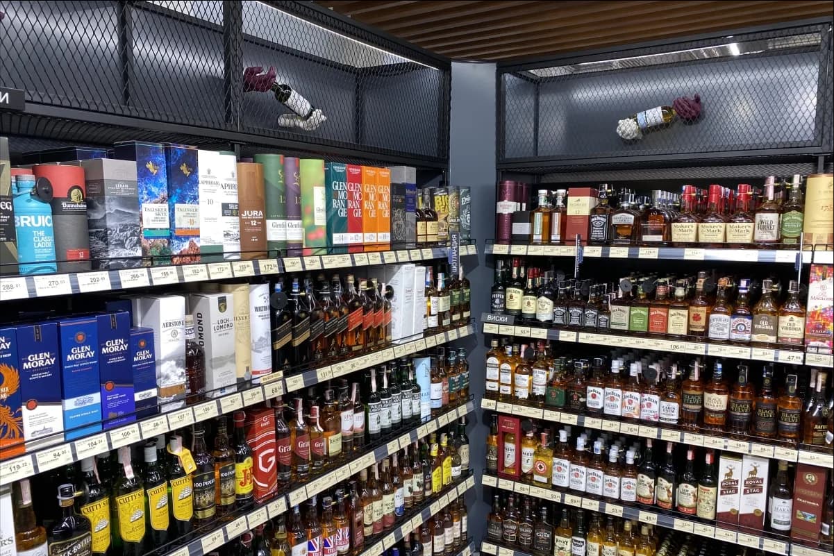 Spirtli içki rəfləri