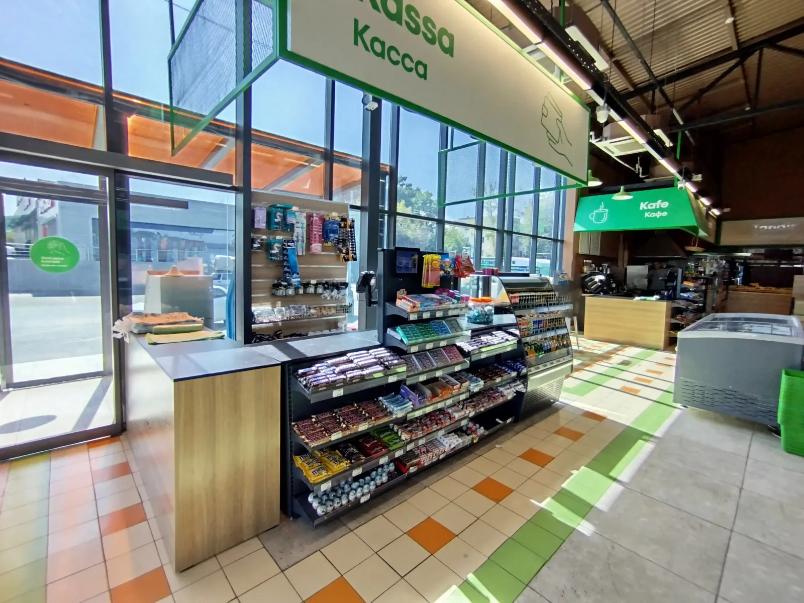 Makro Local, UZ